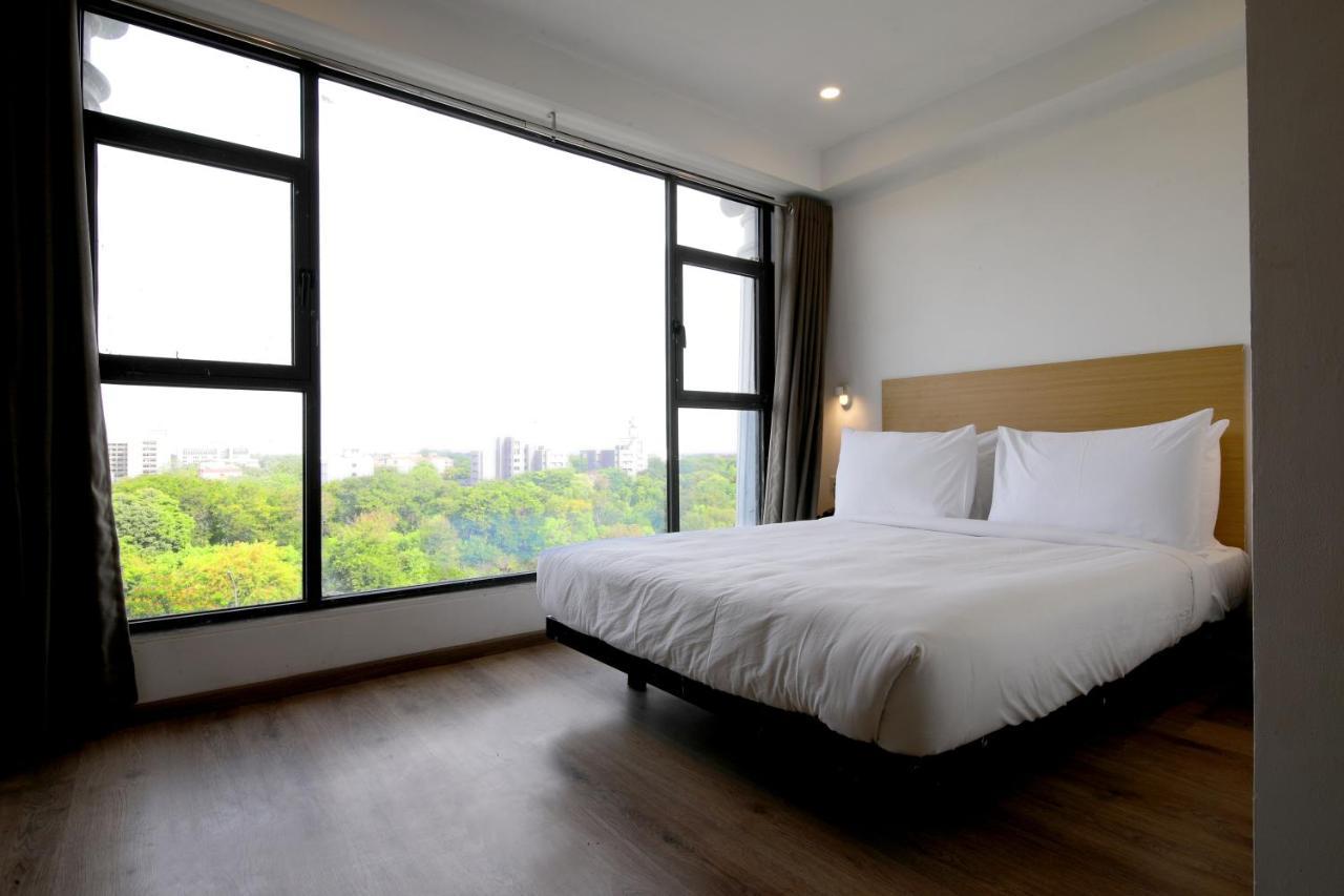 Crayon Hotels Gandhinagar Exterior foto